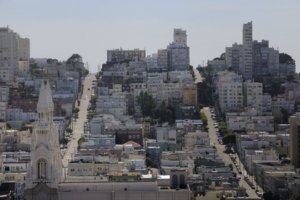 Etats-Unis, Californie, San Francisco,  le quartier de Russian Hill et les flèches de l'église Sts Peter and Paul church à North Beach