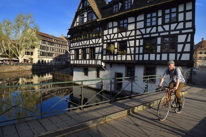 France, Bas-Rhin (67), Strasbourg, vieille ville classée au Patrimoine Mondial de l'UNESCO, quartier de la Petite France, le pont du Faisan sur un bras de l'Ill