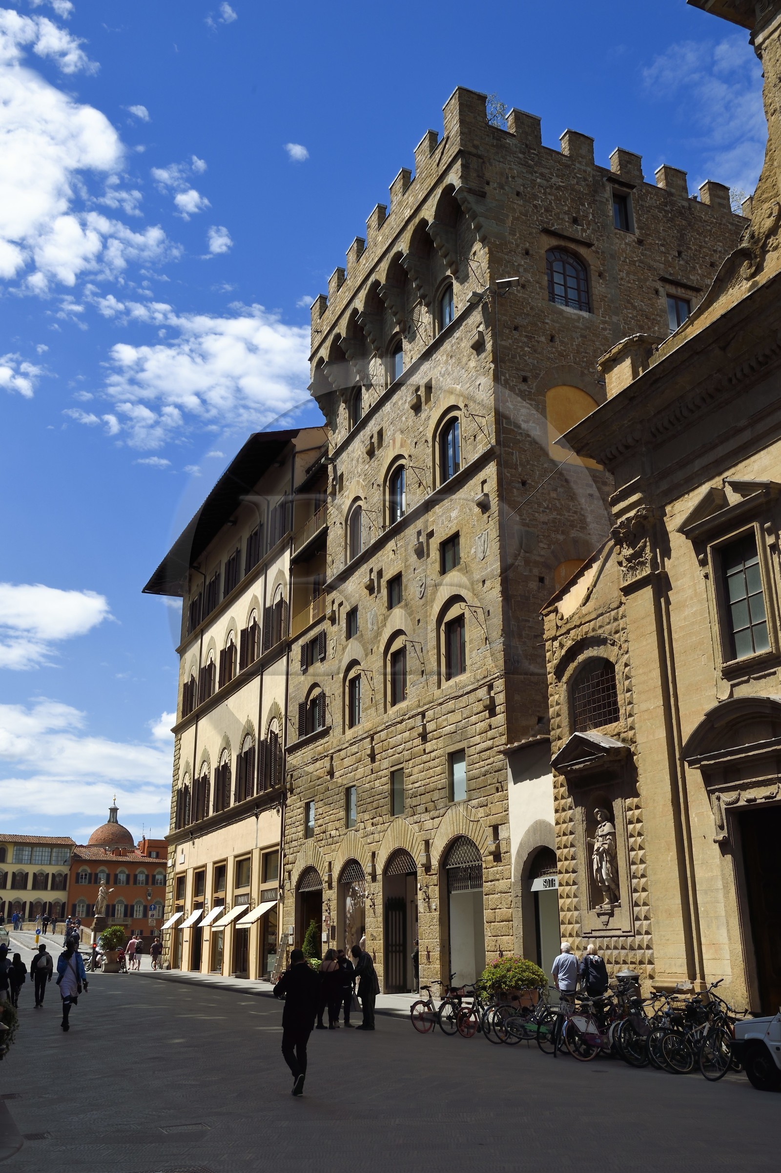 Italie, Toscane, Florence, centre historique classé Patrimoine Mondial de l'UNESCO, la Torre dei Gianfigliazzi, maison et tour médiévale située sur la Via Tornabuoni