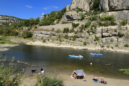 France, Ardèche (07), Balazuc, labellisé Les Plus Beaux Villages de France, kayaks descendant la rivière Ardèche