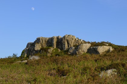 France, Finistère (29), parc naturel régional d'Armorique, Monts d'Arrée, rocher des exorcismes druidiques du marais du Yeun-Elez menant au Youdig (une des portes de l'enfer)