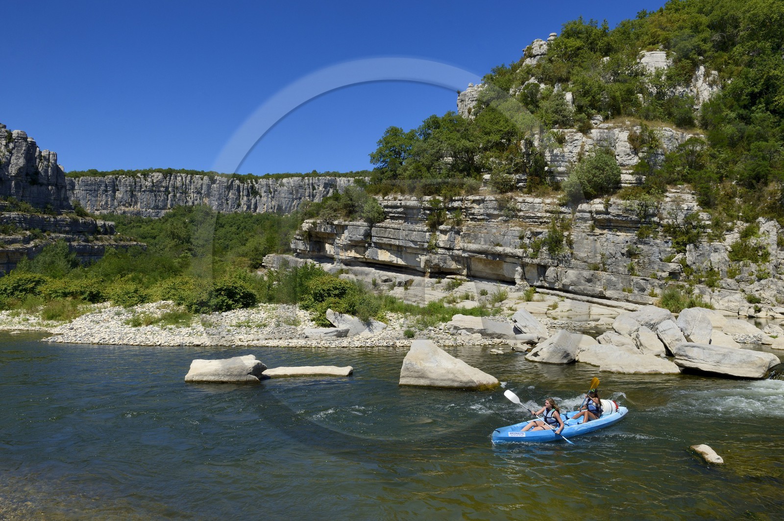 France, Ardèche (07), Ruoms, kayaks descendant la rivière Ardèche dans les défilés de Ruoms à Pradons, le cirque de Giens
