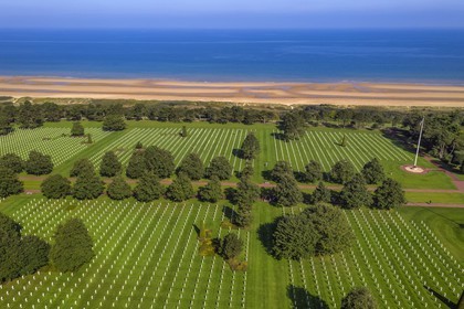 France, Calvados (14), Colleville-sur-Mer, cimetière américain de Colleville-sur-Mer et la plage du débarquement de Omaha Beach en arrière plan