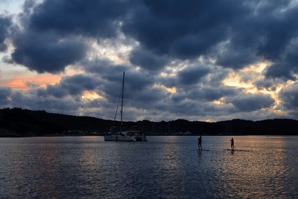 France, Var (83), Iles d'Hyères, parc national de Port Cros, Ile de Porquerolles, stand-up paddle au large de la plage de la Courtade guidés par Alexandre Bernd