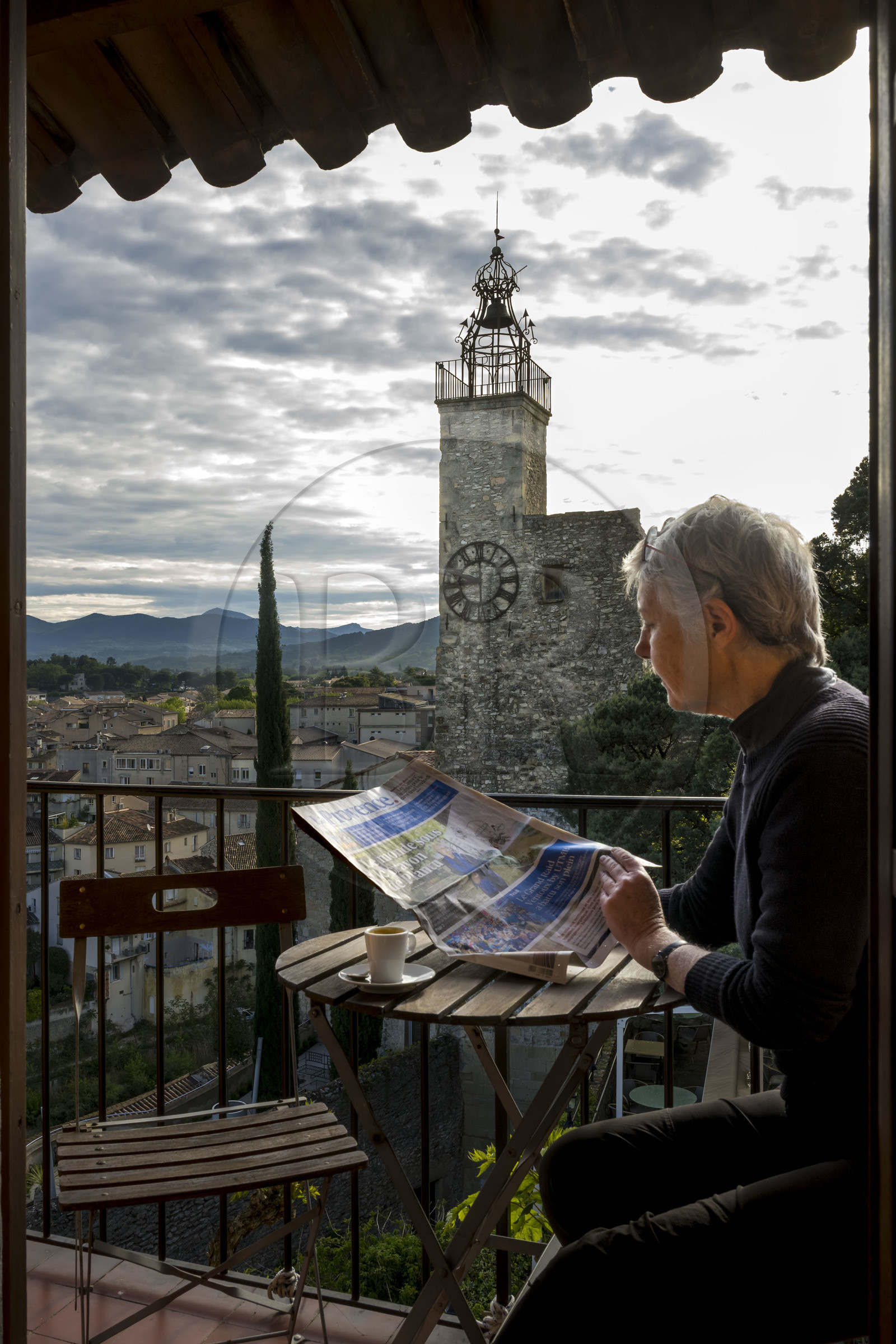France, Vaucluse (84), Dentelles de Montmirail, Vaison-la-Romaine, la haute-ville (cité médiévale), tour beffroi du XIVe - XVIIIe siècle dite Tour de l'Horloge vue depuis l'Hotel du Beffroi