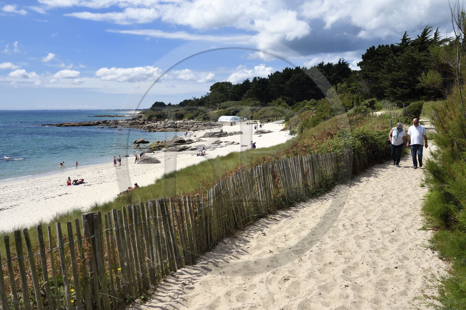 France,  Finistère (29), Fouesnant, plage de la pointe de Beg Meil que longe le GR 34