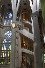 Espagne, Catalogne, Barcelone, quartier de l'Eixample, basilique de la Sagrada Familia de l'architecte du modernisme catalan Antoni Gaudi classée Patrimoine Mondial de l'UNESCO, un des deux escaliers en colimaçon du déambulatoire donnant accès à la partie supérieure du chœur
