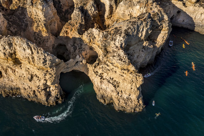 Portugal, Algarve, Lagos, découverte en bateau et en kayak des grottes dans les falaises escarpées de la Ponta da Piedade (vue aérienne)