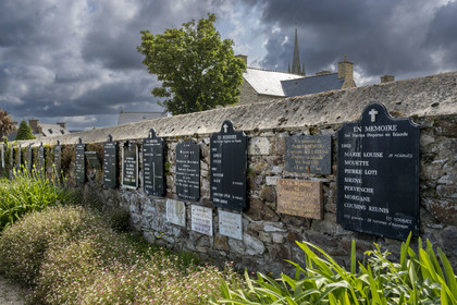 France, Côtes d'Armor (22), Ploubazlanec, le Mur des Disparus situé dans l’enceinte du cimetière de Ploubazlanec évoque par des plaques commémoratives les quelques 120 goélettes et 2000 marins disparus au cours des campagnes morutières en mer d'Islande entre 1852 et 1955