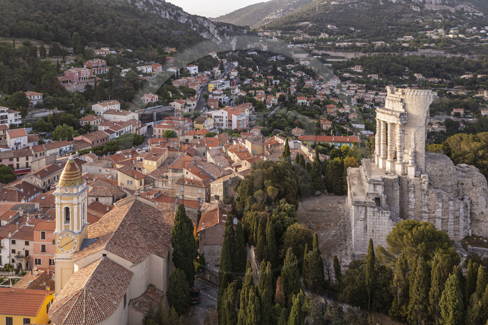 France, Alpes-Maritimes (06), La Turbie, Trophée d'Auguste ou Trophée des Alpes, monument romain édifié en l'an 6 avant J.-C. et l'église baroque Saint Michel (vue aérienne)