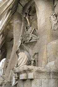 Espagne, Catalogne, Barcelone, quartier de l'Eixample, basilique de la Sagrada Familia de l'architecte du modernisme catalan Antoni Gaudi classée Patrimoine Mondial de l'UNESCO, la façade de la passion dont les sculptures ont été réalisées par Josep Maria Subirachs, la crucifixion et calvaire