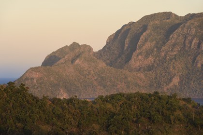 Philippines, Calamian Islands dans le nord de Palawan, Coron Island Natural Biotic Area, la montagne dite de l'homme allongé