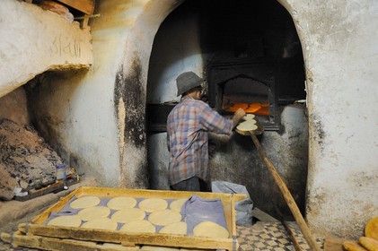 Maroc, Moyen Atlas, Fès, ville impériale, médina classée Patrimoine Mondial de l'UNESCO, boulanger traditionel