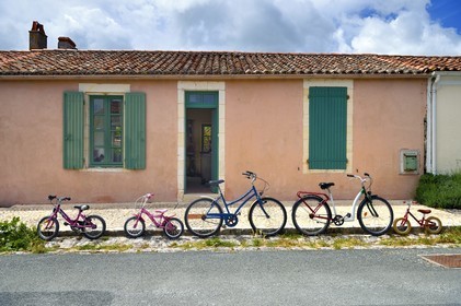 France, Charente-Maritime (17), Ile d'Aix, le bourg, maison d'une famille de cyclistes dans la rue Marengo