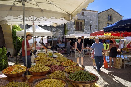 France, Dordogne (24), Périgord Pourpre, Monpazier, labellisé Les Plus Beaux Villages de France, jour de marché sur la place des Cornières au coeur du village