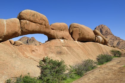 Namibia, Erongo region, Damaraland, Spitzkoppe or Spitzkop (1784 m), natural arch of the granite mountain in the Namib Desert