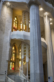 Espagne, Catalogne, Barcelone, quartier de l'Eixample, basilique de la Sagrada Familia de l'architecte du modernisme catalan Antoni Gaudi classée Patrimoine Mondial de l'UNESCO, un des deux escaliers en colimaçon du déambulatoire donnant accès à la partie supérieure du chœur