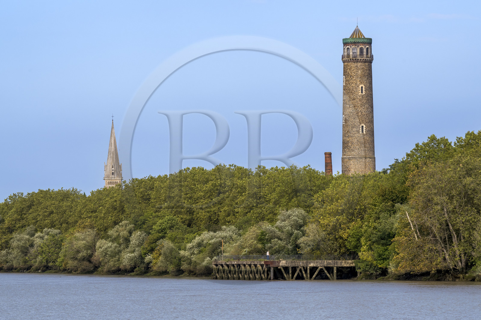 France, Loire-Atlantique (44), Couëron, la Tour à plomb construite au XIXème siècle de 69 m de haut et utilisée comme amer le long de la Loire France, Loire-Atlantique (44), Couëron, la Tour à plomb construite au XIXème siècle de 69 m de haut et utilisée comme amer le long de la Loire