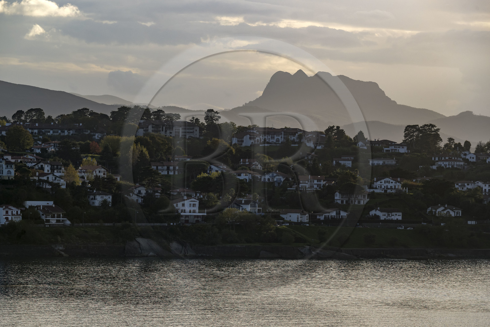 France, Pyrénées-Atlantiques (64), la côte du Pays-Basque, Ciboure dans la la baie de Saint-Jean-de-Luz et la montagne Les Trois Couronnes (Penas de Haya) en arrière plan France, Pyrénées-Atlantiques (64), la côte du Pays-Basque, Ciboure dans la la baie de Saint-Jean-de-Luz et la montagne Les Trois Couronnes (Penas de Haya) en arrière plan