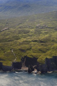 Royaume-Uni, Ecosse, Highland, Hébrides intérieures, Ile de Rum, bateau de pêche échoué sur la côte Nord (vue aérienne)