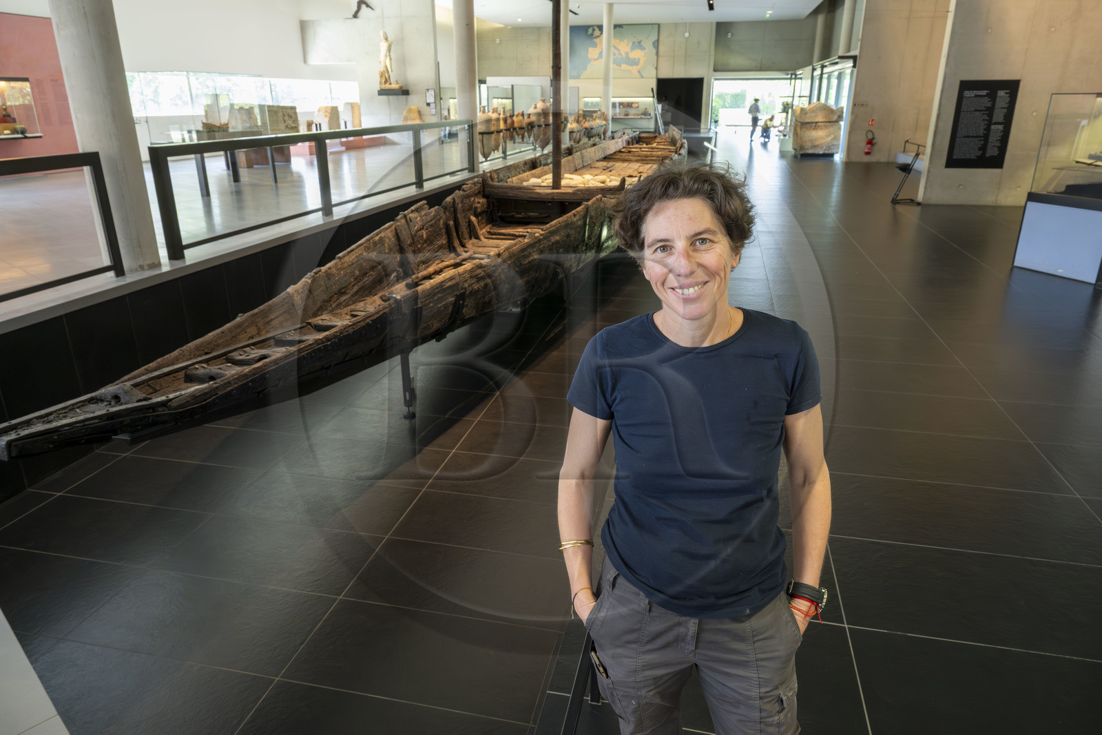 France, Bouches-du-Rhône (13), Arles, musée départemental Arles antique, chaland appelé Arles-Rhône 3 datant Ier siècle et découvert en 2004 dans le Rhone à Arles, l’archéologue maritime Sabrina Marlier attachée au musée