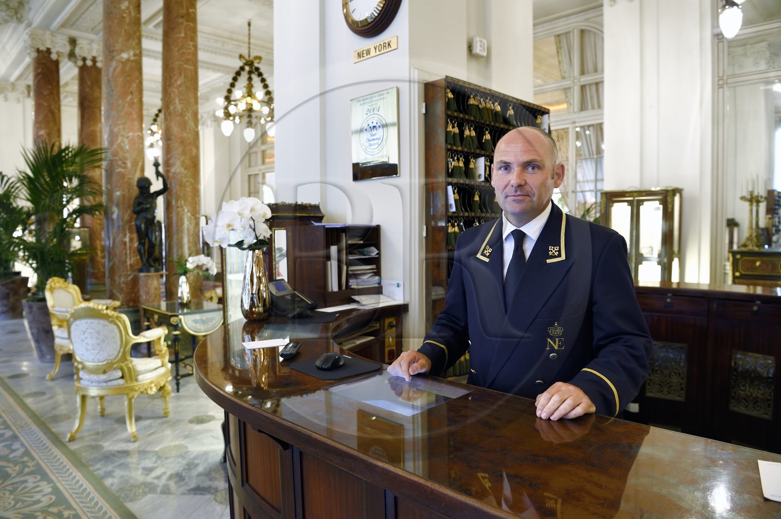 France, Pyrénées-Atlantiques (64), Pays-Basque, Biarritz, Hotel du Palais, le grand hall, le chef concierge et Clefs d'Or Olivier Pasquet
