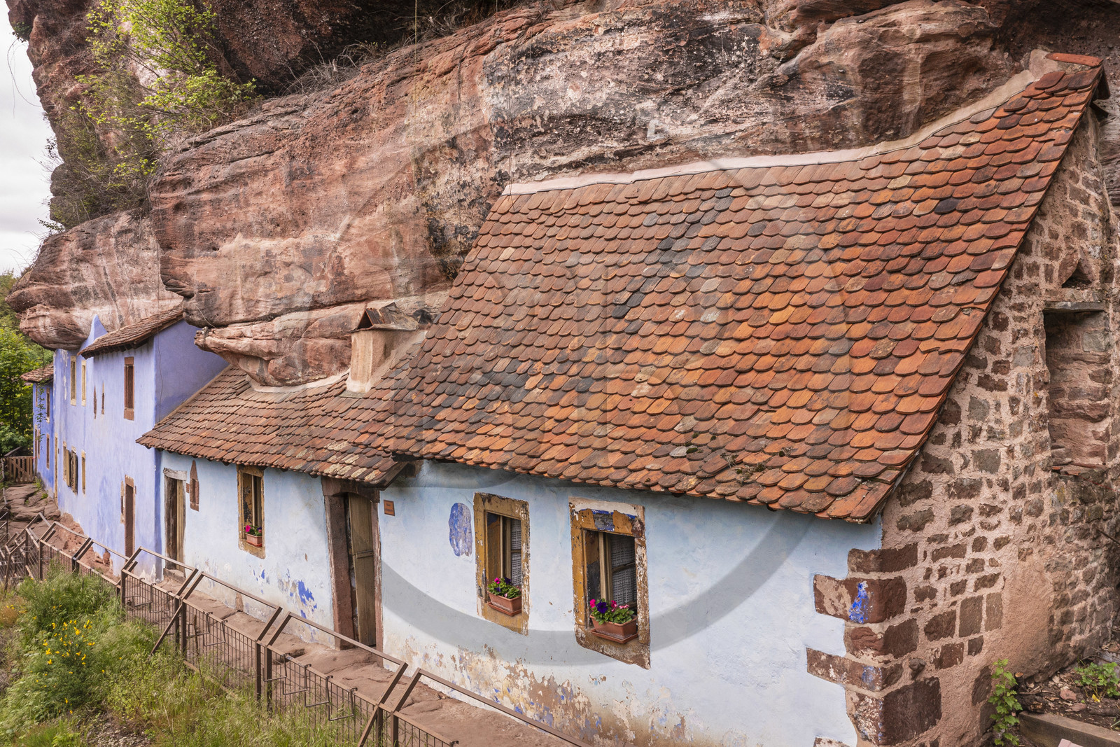 France, Bas-Rhin (67), Parc Naturel régional des Vosges du Nord, Eschbourg, Maisons des Rochers de Graufthal, habitations semi-troglodytiques du XVIIIe siècle et habitées jusqu'en 1958 (vue aérienne)