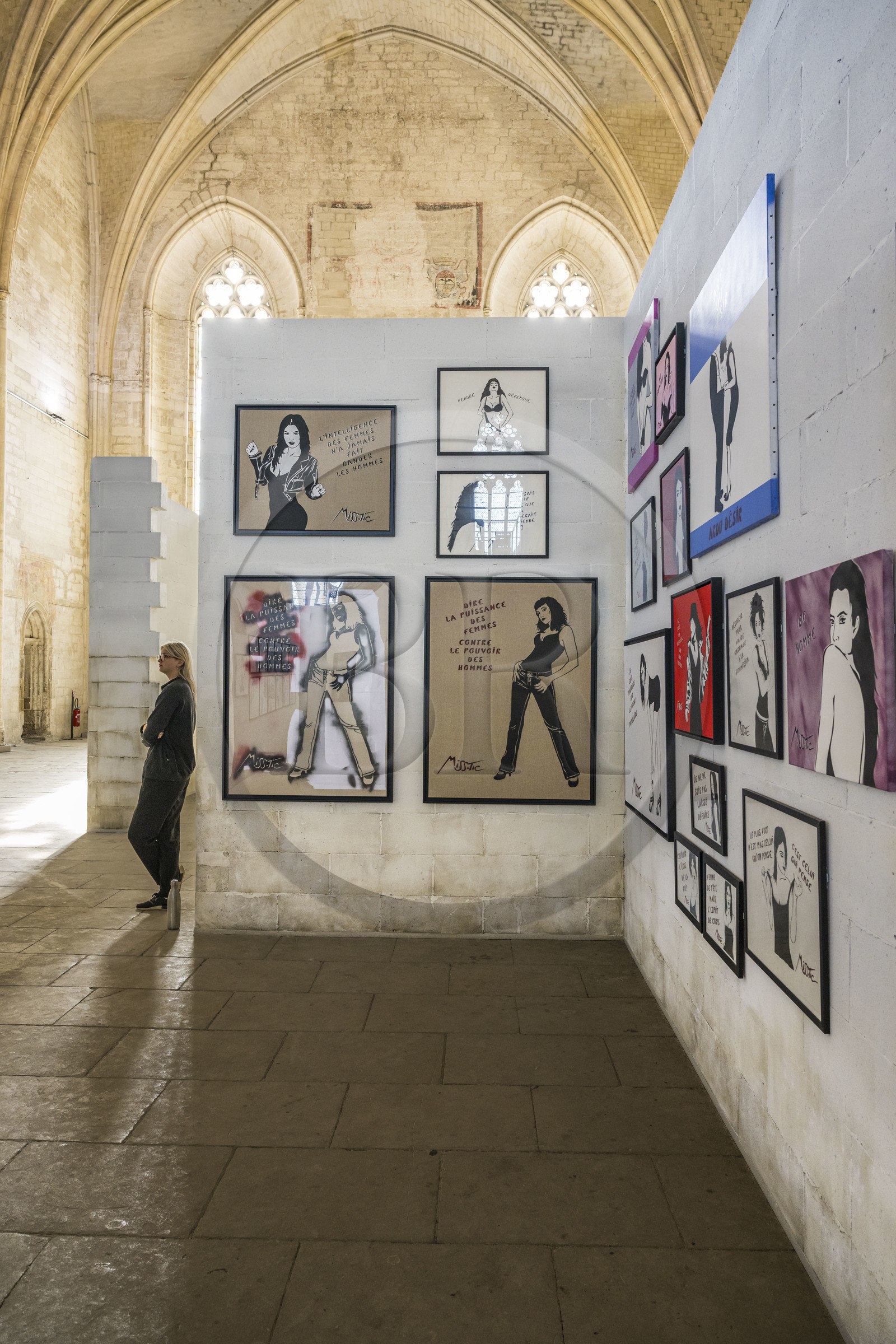 France, Vaucluse (84), Avignon, Palais des Papes classé Patrimoine mondial de l'UNESCO, la Grande Chapelle, exposition A la vie, à l’amor en 2024 de l'artiste de street art Miss.Tic connue pour ses œuvres au pochoir France, Vaucluse, Avignon, Palais des Papes (Palace of the Popes) listed as World heritage by UNESCO, the Great Chapel, exhibition A la vie, à l’amor in 2024 by street art artist Miss.Tic known for her stencil works