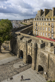 France, Ille et Vilaine, Cote d'Emeraude (Emerald Coast), Saint Malo, the Porte Saint-Vincent in the ramparts and the inner city