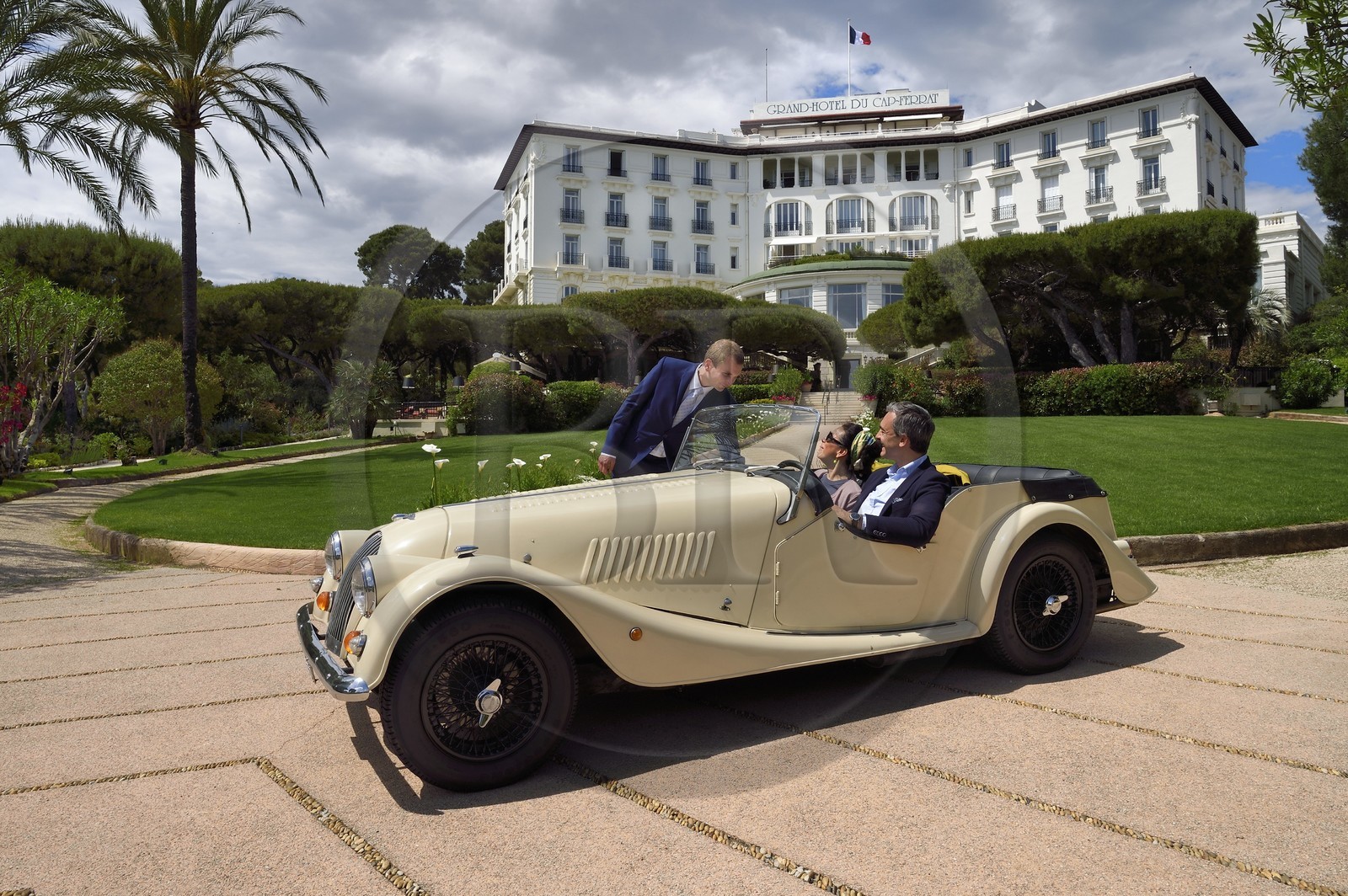 France, Alpes Maritimes (06), Saint-Jean-Cap-Ferrat, Grand-Hotel du Cap-Ferrat, palace 5 étoiles du groupe Four Seasons Hotel, le portier accueille des clients en Morgan Roadster 4 4 France, Alpes Maritimes (06), Saint-Jean-Cap-Ferrat, Grand-Hotel du Cap-Ferrat, palace 5 étoiles du groupe Four Seasons Hotel, le portier accueille des clients en Morgan Roadster 4 4