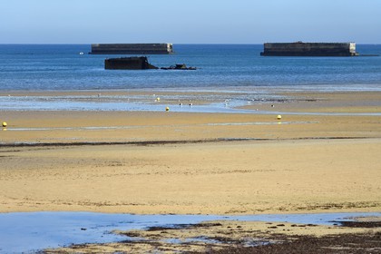 France, Calvados, Arromanches les Bains, Mulberry B remains, Port Winston, Phoenix breakwaters