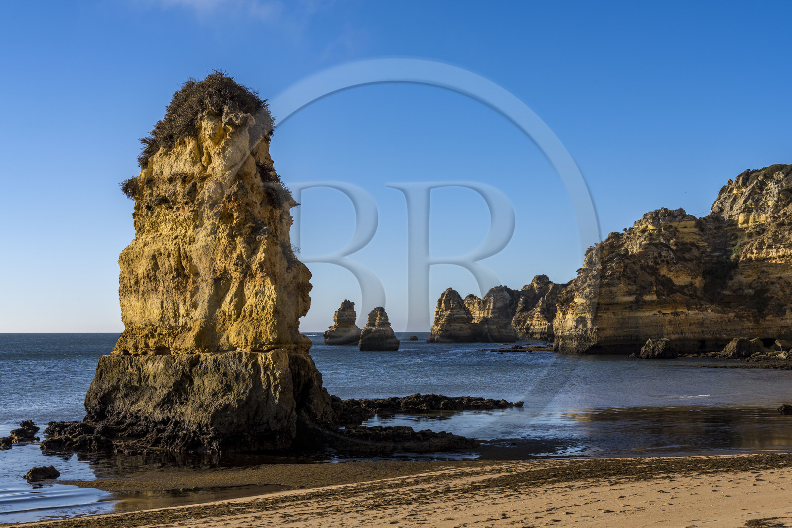 Portugal, Algarve, Lagos, la plage de Praia Dona Ana bordée par des falaises escarpées