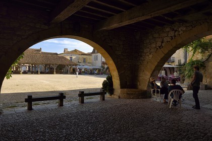 France, Dordogne (24), Périgord Pourpre, Monpazier, labellisé Les Plus Beaux Villages de France, sous les arcades de la place des Cornières au coeur du village