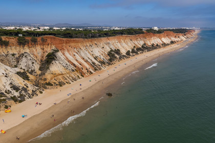 Portugal, Algarve, Olhos de Agua, la plage de Praia da Falésia surplombée par ses falaises rouges (vue aérienne)