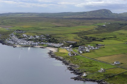 Royaume-Uni, Ecosse, Hébrides intérieures, Ile de Islay, village de Port Charlotte et son phare dans le Loch Indaal (vue aérienne)