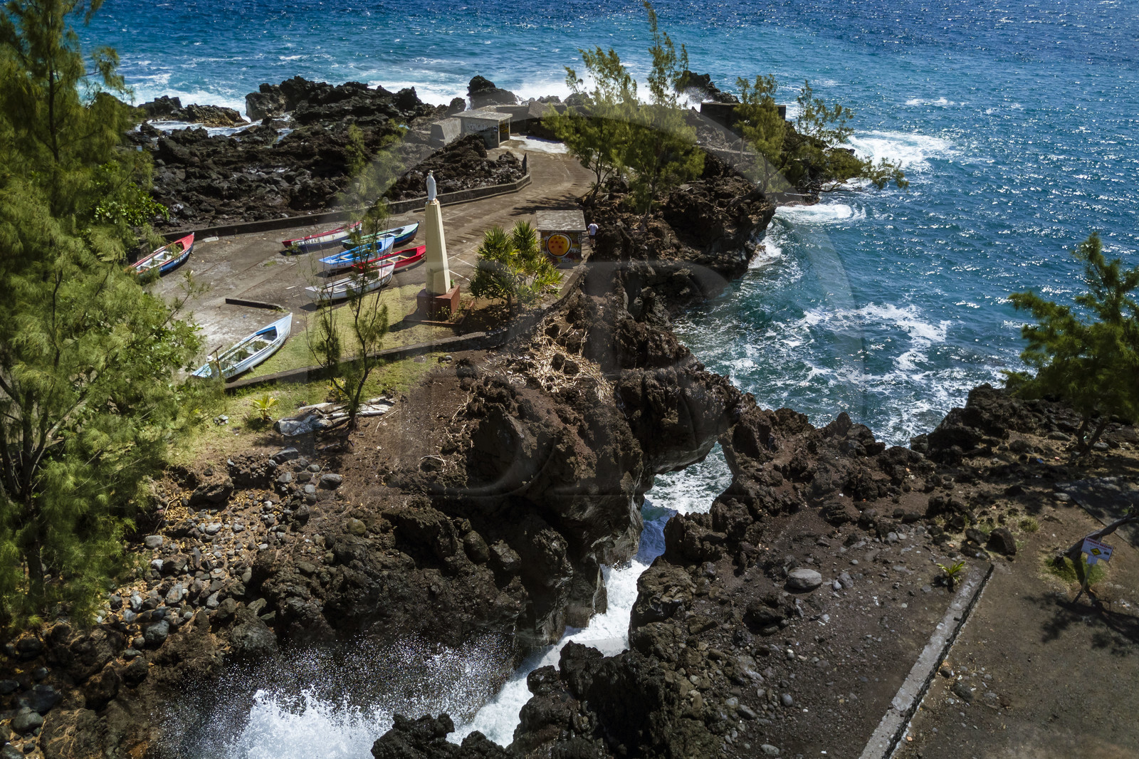 France, Ile de la Reunion, Saint-Joseph, le petit port de la Marine de Langevin dans un couloir naturel de roche basaltique issue d'une ancienne coulée de lave qui a permis l'installation d'un débarcadère (vue aérienne)