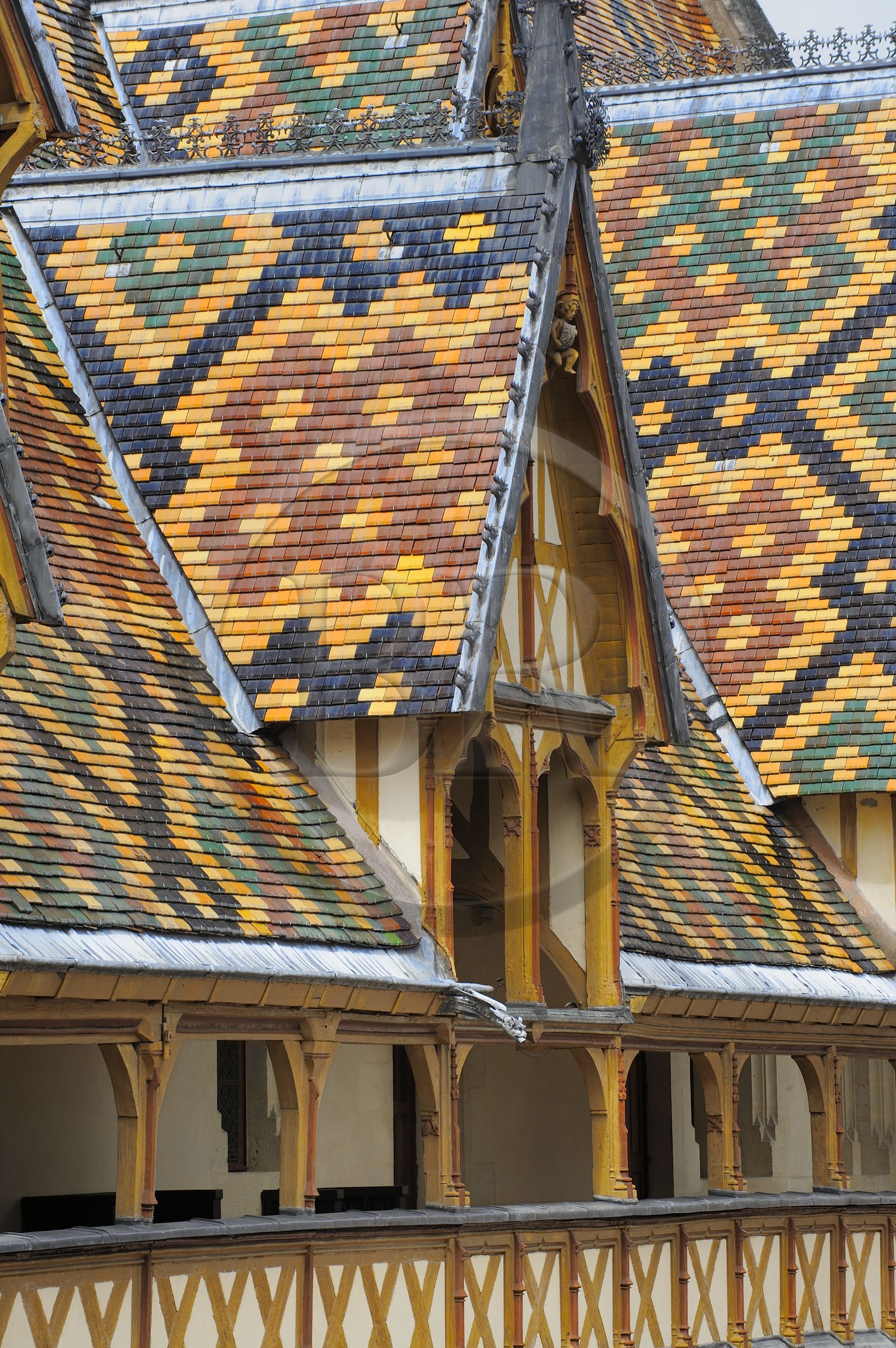France, Côte-d'Or (21), Hospice de Beaune, tuiles colorées et détail de le toiture