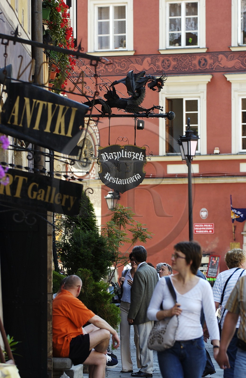 Pologne, Varsovie, dragon enseigne du restaurant Bazyliszek sur la place du marché de la vieille ville