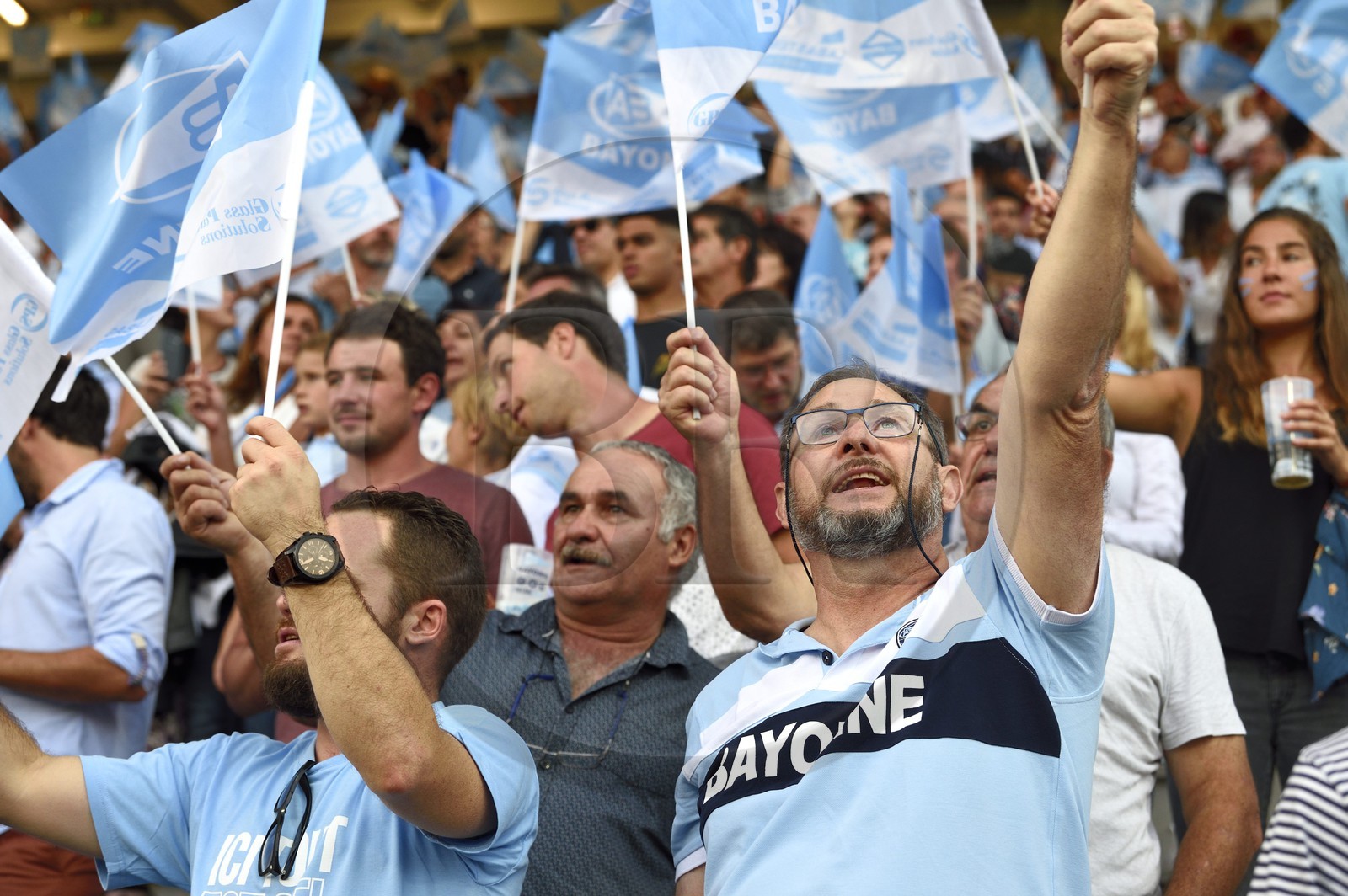 France, Pyrénées-Atlantiques (64), Pays-Basque, Bayonne, stade Jean-Dauger, ambiance dans les gradins pendant le match de rugby d'un derby entre l'Aviron Bayonnais (en bleu) et le Biarritz Olympique