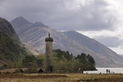 Royaume-Uni, Ecosse, région des Highlands, statue d'un Highlander sur le Glenfinnan Monument, il marque l'endroit où Bonnie Prince Charlie débuta son combat pour récupérer la couronne et le Loch Shiel