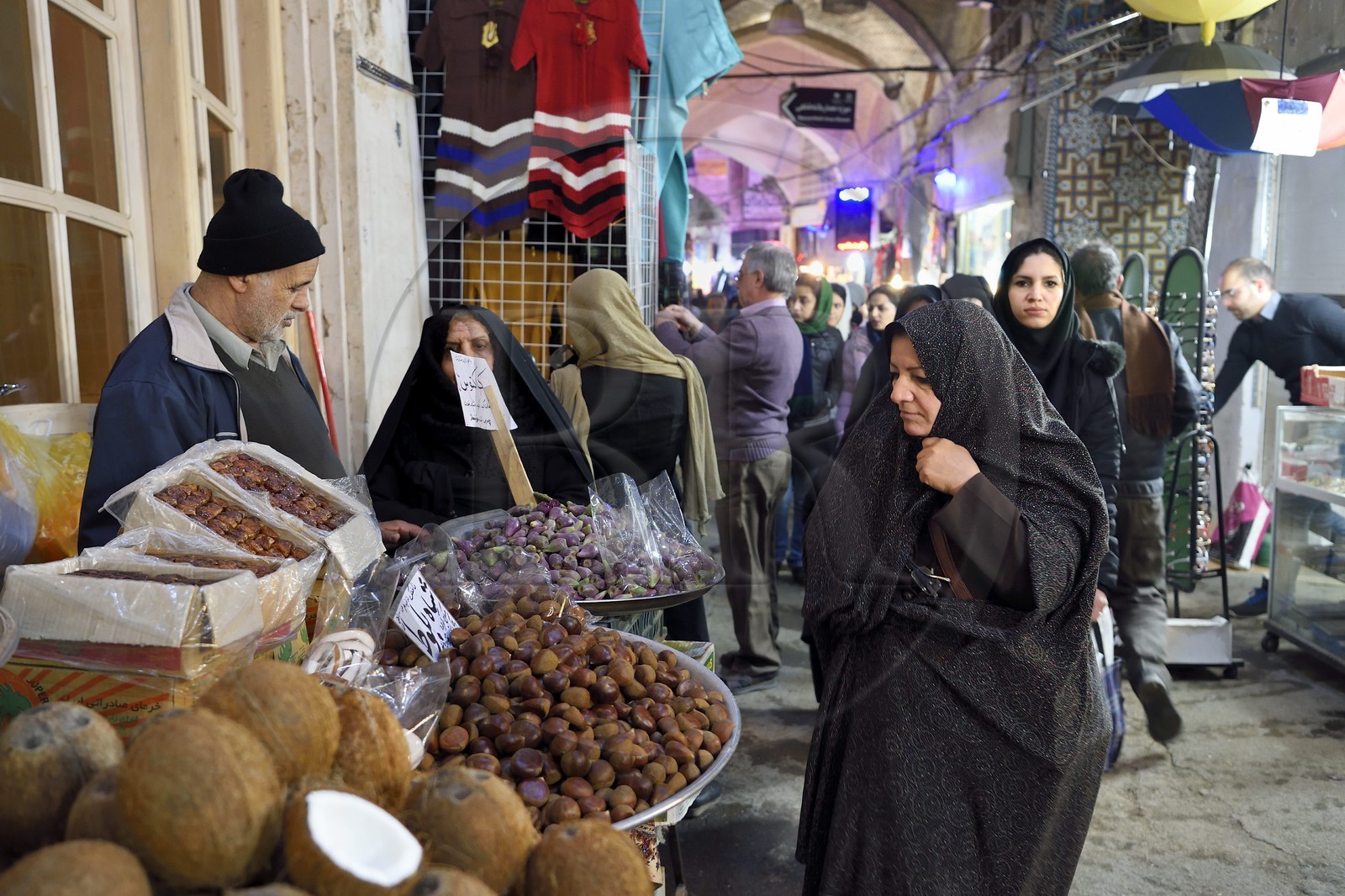 Iran, province d'Ispahan, Ispahan, Bazar-e Bozorg (Grand Bazar), immense bazar couvert qui remonte à près de 1300 ans, étal de fruits secs
