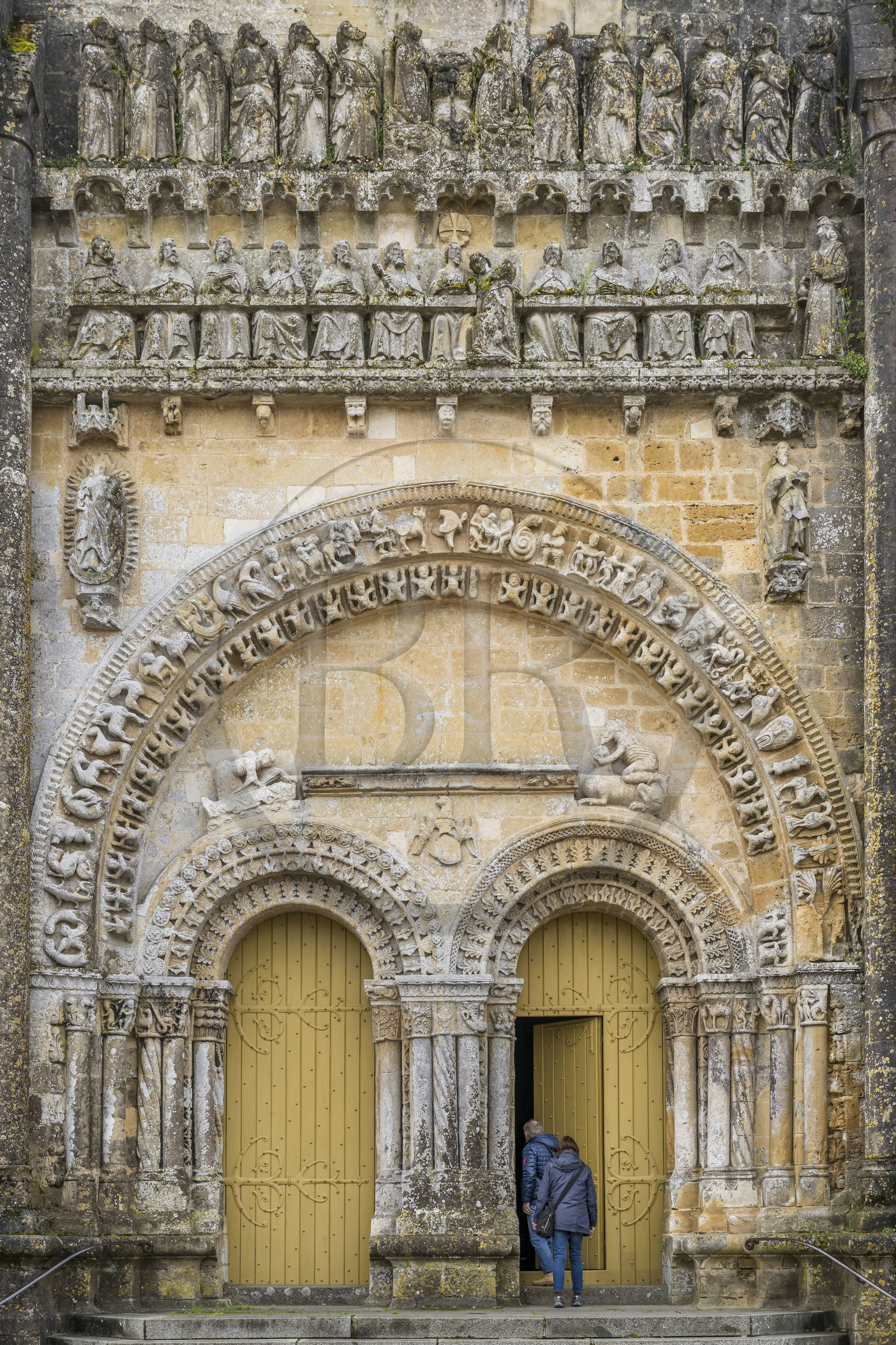 France, Vendée (85), Vouvant, labellisé Les Plus Beaux Villages de France, l'église Notre-Dame-de-l'Assomption, portail monumental divisé en deux parties, partie basse romane (XIIe siècle) et partie haute gothique (XVe siècle)