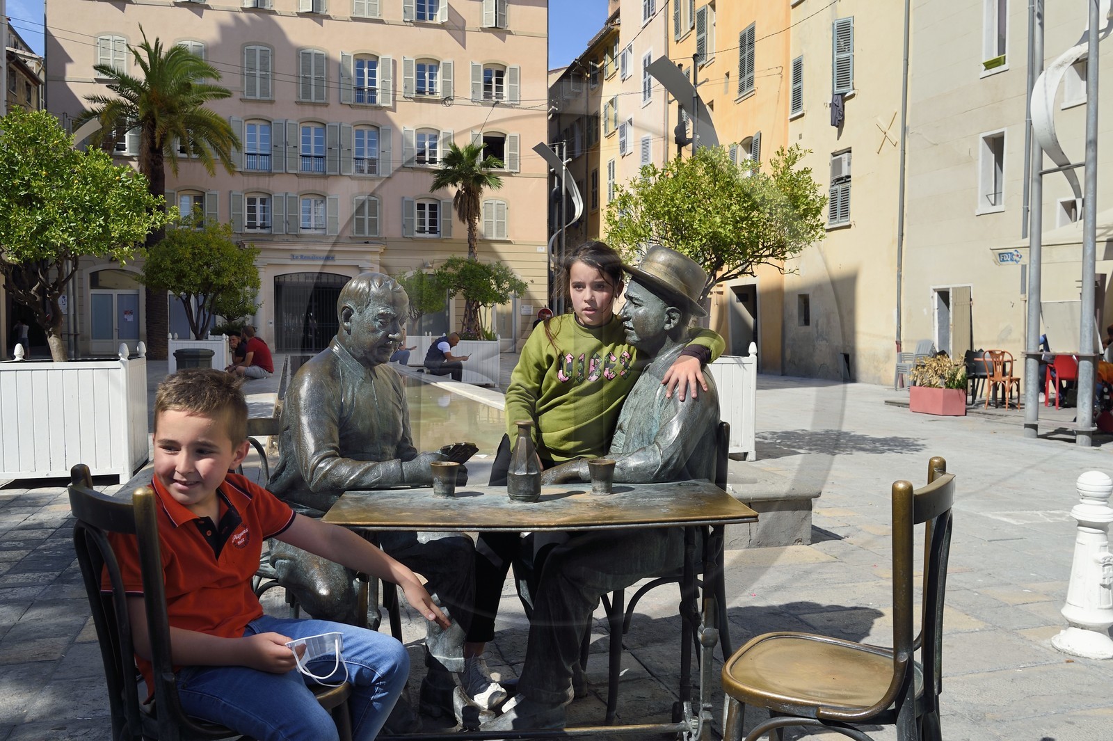 France, Var (83), Toulon, place Raimu, statue de La Partie de Carte de Raimu (dans la comédie française Marius de Marcel Pagnol) du sculpteur Eric de Saint Chaffrey (Musée Grévin) inaugurée en janvier 1995