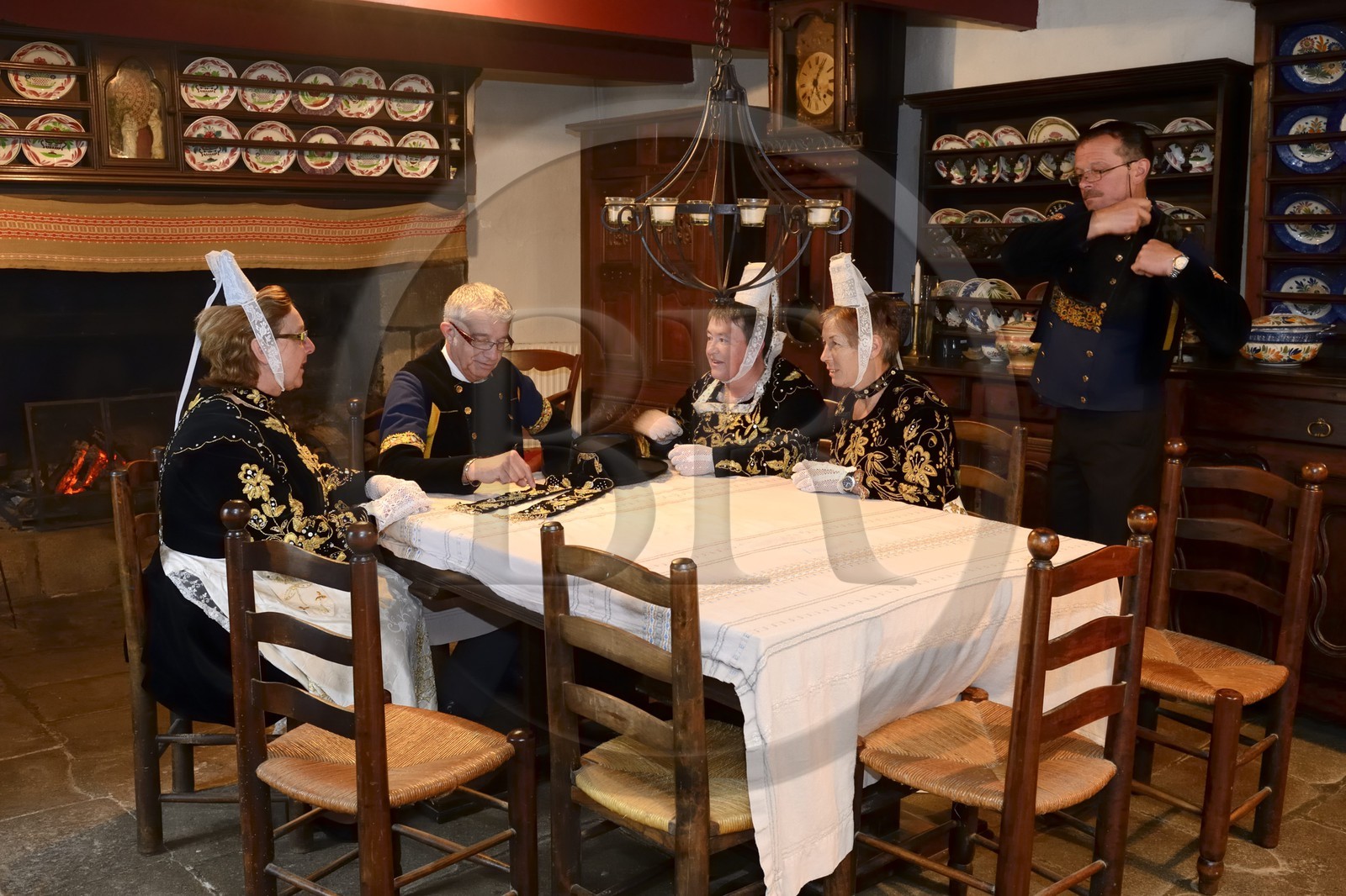 France, Finistère (29), Locronan, labellisé Les Plus Beaux Villages de France, derniers préparatifs en costumes traditionnels le matin de la procession de la petite Tromenie dans la ferme de la famille Louboutin