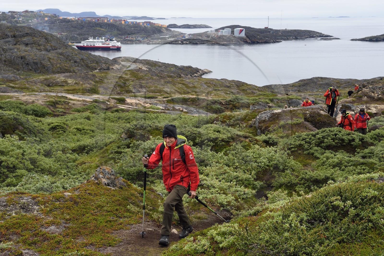 Groenland, région du centre ouest, Sisimiut (autrefois Holsteinsborg) et la baie de  de Kangerluarsunnguaq, randonneurs sur la montagne de Palasip Qaqqaa, le journaliste Yves Cornu
