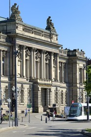France, Bas-Rhin (67), Strasbourg, quartier de la Neustadt datant de la periode allemande, le T.N.S. (Theatre National de Strasbourg) et ancien palais de la Diète d'Alsace-Lorraine place de la République