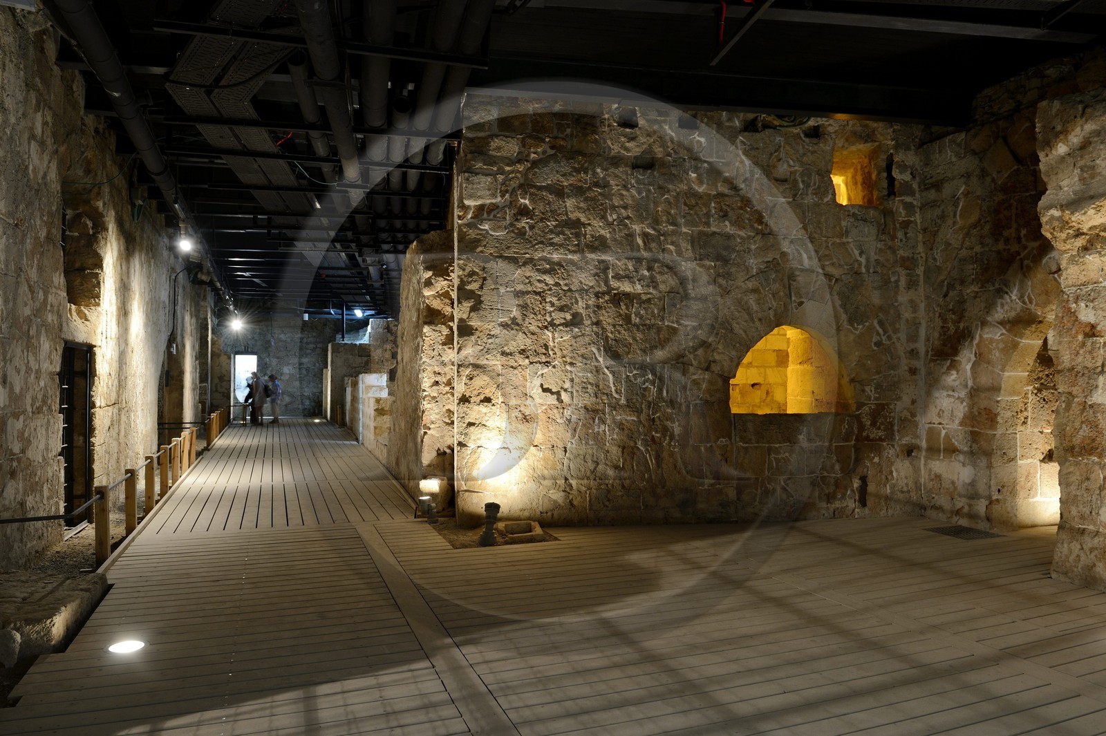 Israel, district Nord, Galilée, Acre (Akko), vieille ville, classée Patrimoine Mondial de l'UNESCO, la ville souterraine des croisés en bordure de la citadelle des Hospitaliers, la rue méridionale avec les entrées de magasins et de maisons