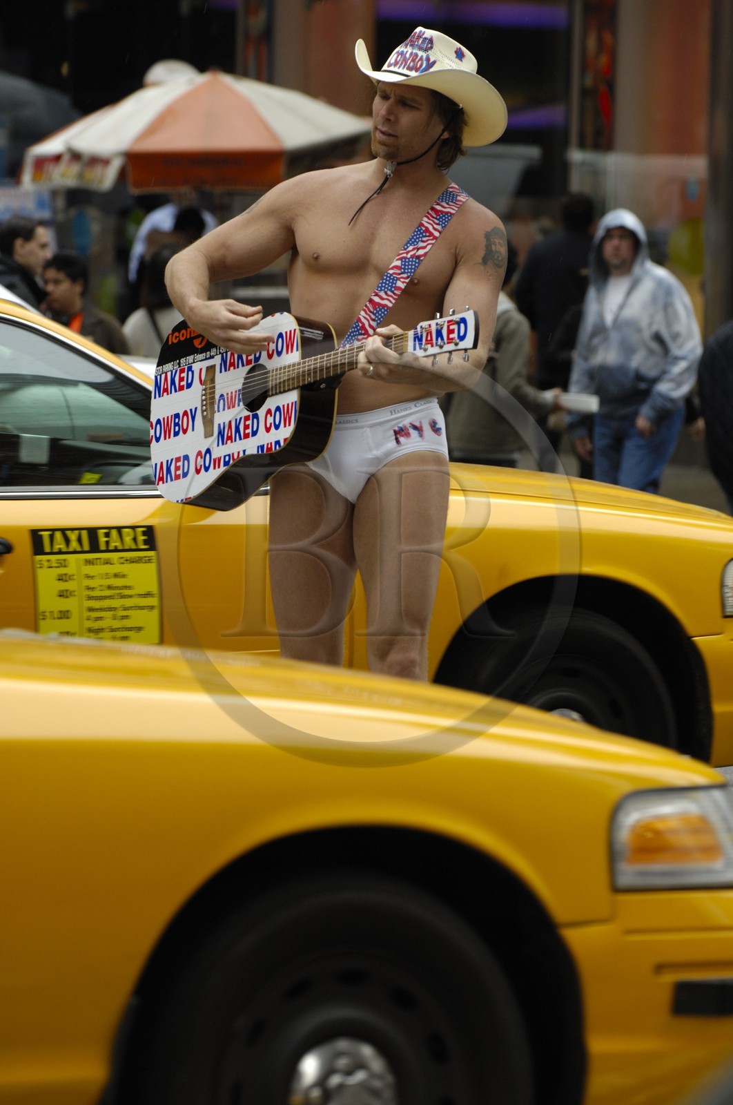 Etats-Unis, New York, Manhattan, Times Square, le Naked Cow-boy (cow boy nu) fait son show sur Broadway