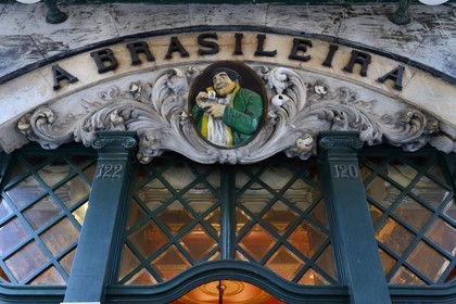 Portugal, Lisbonne, quartier du Chiado, le café historique A Brasileira rua Garret