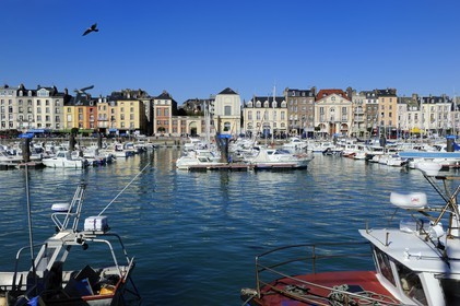 France, Seine-Maritime (76), Dieppe, le port et le quai Henri IV, l'ancien Collège des Oratoriens au centre